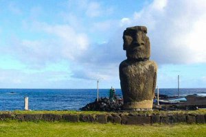 Моаи на о.Пасхи. Размеры от 3-х до 21 м. Изготавливались аборигенным полинезийским населением между 1250 и 1500 гг. Сейчас известно 887 статуй, половина из которых так и осталась в каменоломнях.