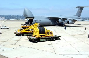 A C-5 Galaxy is loaded with people and equipment from the Deep Submergence Unit, Naval Base Coronado. The C-5 is bringing two Super Scorpio robotic rescue vehicles to Russia to assist in the rescue.В пятницу же ВМФ России обращается за помощью к командованию тихоокеанского флота США. Американцы решают послать на Камчатку глубоководный аппарат "Скорпион" со своей базы в Калифорнии: с его помощью можно перекусить тросы, в которых запутался батискаф.

Почему ВМФ не мог справиться сам

Действительно, смог бы? Если попытаться ответить на этот "гипотетический вопрос", то картина вырисовывается весьма плачевная. Согласно инструкции на борту судна, с которого производилось погружение АС-28, должен был быть второй аналогичный аппарат, который теоретически мог бы спасти первый, попавший в аварийную ситуацию. Однако второй батискаф с "Георгия Козьмина" списали из-за его аварийного состояния. В итоге единственное, что мог сделать базовый корабль для спасения терпящей бедствие мини-субмарины, это послать сигнал о помощи в штаб. Кстати, как раз в этот момент главком ВМФ Владимир Куроедов находился в госпитале, поэтому руководство спасательной операцией принял на себя его заместитель, адмирал Владимир Масорин.

На следующий день в район аварийных работ было направлено сразу 10 судов ВМФ, в числе которых находилось судно-спасатель "Алагез", также согласно инструкции укомплектованное двумя глубоководными батискафами… Но на самом деле оно не имело на своем борту ни одного - оба аппарата задолго до 4 августа также были сданы в ремонт. А главный специалист по глубоководным погружениям "Алагеза", под началом которого находилась такелажная служба и водолазы, способные работать на глубине свыше 100 метров, в этот день находился в отпуске… Таким образом, даже оборудованный для глубоководной работы корабль ничем не мог помочь затонувшему батискафу, кроме траления вместе с остальными 9-ю судами (кстати, "Алагез" еще 5 лет назад хотели продать на металлолом в Южную Корею, однако после гибели АПЛ "Курск" решено было оставить судно на балансе ВМФ на случай экстренных спасательных подводных работ).

В пятницу же из Владивостока было вызвано судно-спасатель "Саяны", батискафы которого находятся в исправном состоянии. Однако придти на место работ этот корабль мог только через три дня…

Вот и получилось, что ближайшим к бухте Березовая исправным глубоководным спасательным аппаратом оказался британский "Скорпион-45", который и осуществил большую часть работ. Российскому министру обороны оставалось только превозносить "морское братство", а МИДу РФ - выражать глубокую признательность Великобритании, США и Японии за их готовность оказать помощь в спасении моряков батискафа АС-28.