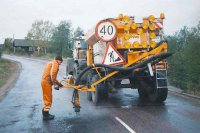 Обычный ямочный ремонт. Используется обычный асфальтобетон.
Должен сопровождаться подготовкой выбоины - обрубка краев, очистка, подгрунтовка.
Уплотнение асфальтобетона производится ручной трамбовкой (ох#енно тяжело), ручным катком, виброплитой или дорожным катком.

Существуют установки, смешивающие щебень мелкой фракции с битумной эмульсией и подающие смесь по гибкому рукаву непосредственно на ремонтируемый участок дорожного полотна.