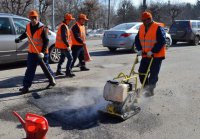 Обычный ямочный ремонт. Используется обычный асфальтобетон.
Должен сопровождаться подготовкой выбоины - обрубка краев, очистка, подгрунтовка.
Уплотнение асфальтобетона производится ручной трамбовкой (ох#енно тяжело), ручным катком, виброплитой или дорожным катком.

Существуют установки, смешивающие щебень мелкой фракции с битумной эмульсией и подающие смесь по гибкому рукаву непосредственно на ремонтируемый участок дорожного полотна.