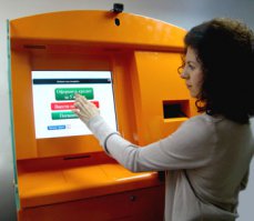 Автомат выдает кредиты, нужно отсканировать паспорт в этом же автомате. В среднем процент переплаты за пользование кредитными средствами составляет от 0.5% до 1.5% в ДЕНЬ.