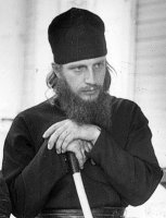 Вот как должен выглядеть ЛЮБОЙ служитель церкви:



А этот ряженый пижон вообще о***ел, да не успокоится он в цике с гвоздями!