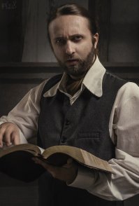 относительно_) он ниже на фото. Я думаю что это авторский стиль. Да и я ж не все 1000+ фото выложила))) лн работать может в любых жанрах, но в основном что то мистическое, нереальное, сюрреалестическое, местами отталивающе-притягательное. Странные работы)