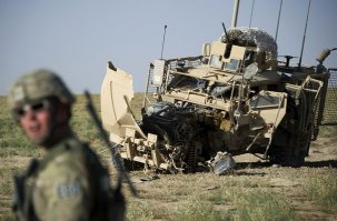 Дружище, не смешите меня. По понятным причинам, никакой скан я Вам не покажу. Скажу лишь одно, что для этого не обязательно быть американским военным. Место положения - Ближний восток. Страну Вы сами без проблем угадаете. Был я на всех 5-ти базах. Уж придется поверить на слово.
По поводу бронированного моторного отсека, ловите фото. Моторный отсек не защищен. Лишь кусок отломанного композитного капота болтается. Не пробовал, но думаю, что его и из пистолета можно прострелить. Американцы много накручивают о своей технике. ;)