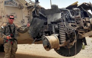 Я не о фугасе говорю, а показываю что у него в брюшке. Защиты моторного отсека нет! Смотрите внимательно! Ловите еще фото.