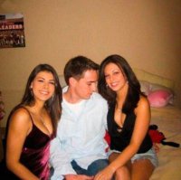 от вроде как смотреть должен в более пышное декольте, ан нет, выбрал формы поменьше и завис)))
хотя возможно просто сравнивает и в этот момент его и засекли)))