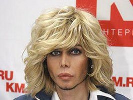 Папа делает дочке прически 