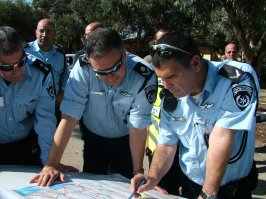 Не похожа эта рожа на палестинца,это раз, как выглядят израильские полицаи смотрим на фото, так что похоже на трёп.