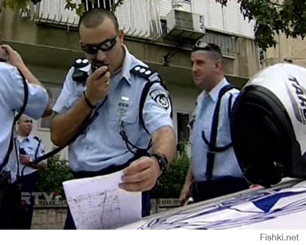 Не похожа эта рожа на палестинца,это раз, как выглядят израильские полицаи смотрим на фото, так что похоже на трёп.