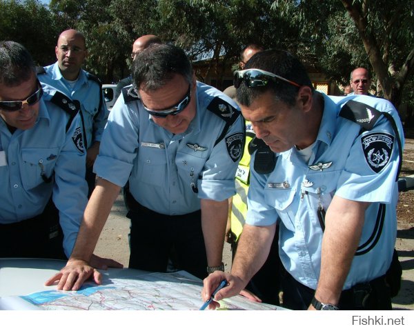 Не похожа эта рожа на палестинца,это раз, как выглядят израильские полицаи смотрим на фото, так что похоже на трёп.