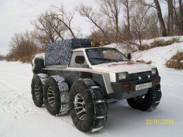 Житель Алтая превратил «Оку» в снегоболотоход