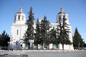 Вот до кучи еще фоток;
В садах я сам не был, к моему сожалению, но еще успею.
"Русское подворье", Церковь, здание монастыря; первый этаж все еще монастырь, на втором Мировой Суд, В помещениях конюшен полицейский участок и СИЗО(фото нет).