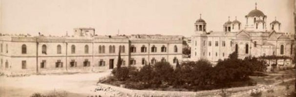 Вот до кучи еще фоток;
В садах я сам не был, к моему сожалению, но еще успею.
"Русское подворье", Церковь, здание монастыря; первый этаж все еще монастырь, на втором Мировой Суд, В помещениях конюшен полицейский участок и СИЗО(фото нет).