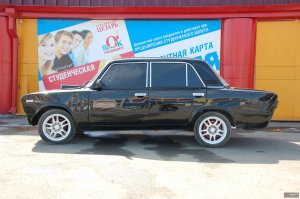 На мой взгляд, для "Жигулей", оптимально с точки зрения внешнего вида просадить передок и чуть поднять зад. Красиво, в стиле "а ля Зубило". Примерно как на фото. Правда после 140км\ч жопа взлетает, но кто-ж на них столько разгоняется. А так хочется спросить "за что авто "опустили""?