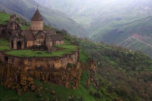 Тем хуже. И куле мне на них смотреть, я им не верю.

Я вот на кого с верой смотрю;