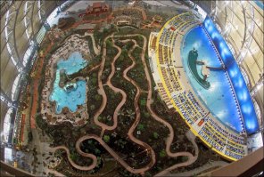 Или фото с разных ангаров, или они его перепланировали.
Форма "морей" и прочие обьекты не совпадают.