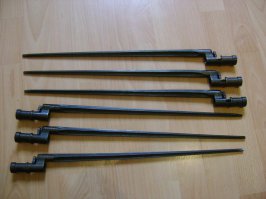 Я о мушке. Необычно то, что мушка на штыке.

Обычные такие;