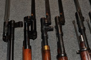 То что он от Мосина это знаю, во про то что несъемные с мушкой были как-то упустил, не видел таких. Я полистал в и-нете, но... Вот поэтому и говорю что необычный, а ты Мосина..Мосина))
Просто мушка, одним узлом с опорой штыка в голове не укладывается.
Вот нашел фотку, оказывается несъемных два типа было.