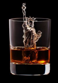 "Для создания этих ледяных скульптур трехмерное изображение захватывалось при помощи ПО Autodesk 123D, после чего данные передавались на фрезерный станок с ЧПУ, который аккуратно и вырезал фигурки изо льда, а чтобы те не растаяли, его охладили до -8 С."