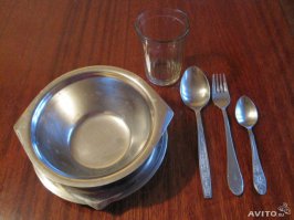 Мне в детстве тоже "повезло" Мамка бельё кипятила и тазик с кипятком на пол поставила... Жили в коммуналке, тут кто-то незнакомый на кухню заглянул, я попятился и сел в тазик!!! Пять лет мне было... Полгода в больнице... Шрамы на спине... Но, в больнице мне почему-то понравилось... Особенно тарелки вот такие. На всю жизнь запомнил...