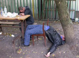 То-то алкаши-профессионалы так на слизней похожи... На блюдце рассчитывают...