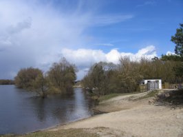 А самое обидное, что рядышком был спортивный лагерь, и там, за забором стоял огромный батут. Но!!! Нас туда не пускали ибо не наша территория... Залезть туда через забор невозможно было, ибо заборище был просто "неперелазимый" и лагерь охранялся. А у нас в лагере самым интересным было купание в озере. Правда по секундомеру и под надзором... Но мы с пацанами изредка сами туда пробирались и купались. Пляж маленький, не на море, а на озере...