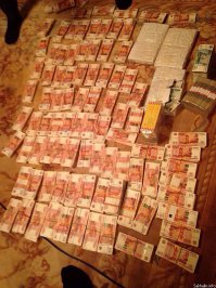 Ну а сейчас?!! Прекрасные, красивые и недорогие ручки, для подписания "дукаментоффф" властители себе "зарабатывают"... Бумажки разноцветные по полу раскидывают... Килограммами!!! А народ чего?!! Работать!!!