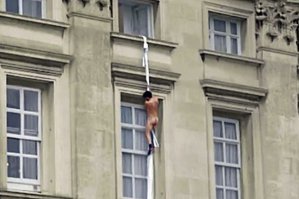 А старушка королева Великобритании старается не отставать! :)