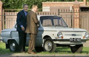 А вот Владимир Владимирович себе машинку подбирает: