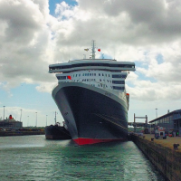 Королева Мэри - океанский лайнер; Аллюр Морей - круизный корабль. Аллюр и правда больше Мэри, но Мэри из другой категории; это корабли, которые изначально строили для пересечения Атлантического океана (до трансатлантических перелетов), типа Титаника. максимальная скорость Мэри - до 30 узлов, она поставила рекорд по самому быстрому пересечению из южного хэмптона до нью йорка во время своего первого рейса в 2004 году во время дикого шторма, когда другие корабли, включая грузовые, вынуждены были развернуться. у Мэри совершенно потрясающие стабилизаторы; они даже в самую большую непогоду позволяют нестись вперед в комфортном для пассажиров равновесии.

описать разницу в структуре я могу только как обыватель. ее низ похож на гигантский утюг-волнорез. у круизных кораблей днище совсем другое.