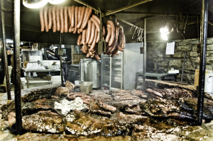 это ресторан барбекью Saltlick в техасе. там безумно вкусно!