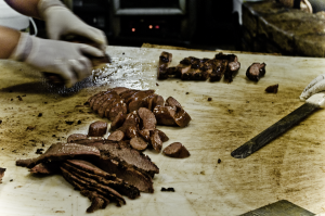 это ресторан барбекью Saltlick в техасе. там безумно вкусно!