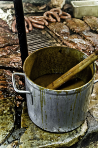 это ресторан барбекью Saltlick в техасе. там безумно вкусно!