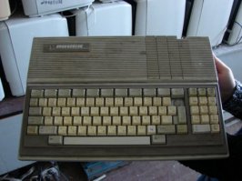Мой первый ПК был Поиск-1.Это было счастье! работал под управлением MS-DOS. На первом фото сам "системник" с клавиатурой, справа вверху разъемы для подключения контроллеров (второе фото) через такие контроллеры подключались дисковод 5,25, расширение ОЗУ, джойстик, и т.д. Монитор подключался напрямую, без внешнего адаптера. Монитор,кстати, у меня был уникальный! Явно спиз*женый кем-то из военных частей полностью металлический здоровый,весом килограмм 20,  ящик, с металлической же крышкой-козырьком сверху (защита от попадания воды, моник был то ли с подлодки то ли с корабля)