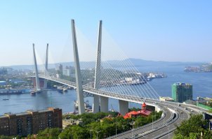 Это разве не мост во Владивостоке, почему-то под фото Тобольского кремля,без подписи...