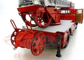 Мечтаю в свою коллекцию приобрести вот эту модель в 18-м масштабе с сумасшедшей детализацией, но стоит она дурнейших денег...