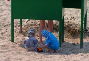 Как дети играют в прятки