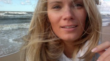 Ну да, на календаре просто завидные невесты)) Но вот, к примеру, предпоследняя девушка (Ева Римша) без макияжа. Источник: её профиль в facebook.