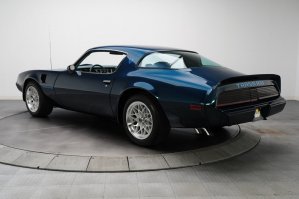 После  просмотра фильма  "Ловец Солнца" в детстве,  мне в душу запала  эта  машина.  Pontiac Firebird  1979  года модель.   Морда  зубилом, и  4  квадратных  утопленных  фары.  Очень  красивая  машина.