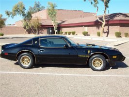 После  просмотра фильма  "Ловец Солнца" в детстве,  мне в душу запала  эта  машина.  Pontiac Firebird  1979  года модель.   Морда  зубилом, и  4  квадратных  утопленных  фары.  Очень  красивая  машина.