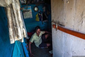 И миллионы людей:  рождаются,  проживают всю свою жизнь, и умирают  так...  Мир  для них такой, и другой жизни они  не знают...