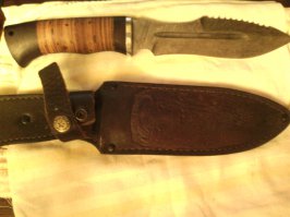 Дамасская сталь. Режет,рубит,стропорез-армеский,скиннер,отбалансирован.Третий год он у меня. Ни разу не подводил.