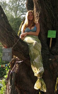 Почему «русалка на ветвях сидит»?