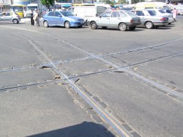 Побуду немного занудой...
 Автор данного демотиватора явно много еще чего не видел в жизни.
Есть и рельсы пересекающиеся под прямым углом.
Вот для примера взял первое попавшееся в поиске...
.