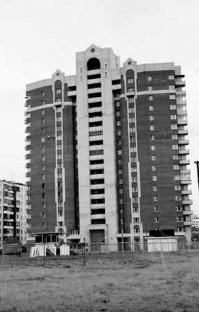 СПб, Купчино, Шкиперский переулок. Так построили, потом пытались выровнять и укрепить, люди живут в нем.