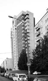 СПб, Купчино, Шкиперский переулок. Так построили, потом пытались выровнять и укрепить, люди живут в нем.