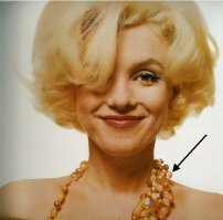 На фото Мерилин, похоже, изрядно выпила ))) Иначе как объяснить законами физики расположение ее янтарного ожерелья, самая тяжелая его часть должна быть внизу, а никак не сбоку!!!