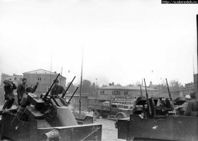 Спроектировали т-90 с двумя ДШК, но они вроде в серию из-за американских ЗСУ М-16 не пошли...