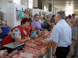 Примерный диалог на Привозе:
- Ну, так вы будете покупать, или мне забыть вас навсегда?
- Гражданочка, не мешайте мне впечатляться вашими ценами.
- Шо, так плохо живёте — тока в одной руке сумка?
- Не хочу Вас расстраивать, но у меня все хорошо. Шоб я Вас так забыл, как я Вас помню! Я имею Вам сказать за цену на мясо. Щаз я сделаю вам скандал и вам будет весело.
- Ой, не надо меня уговаривать, я и так соглашусь! Ну ты посмотри на этого патриота за мой счёт!
- Я себе знаю, а вы себе думайте, что хотите. Мне-таки стыдно с вашими ценами ходить с вами по одной Одессе!
- Улыбайтесь… завтра будет еще дороже…