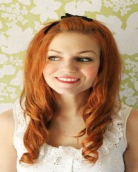 Она так завязала узелок на голове что уже НЕ улыбаться не может :-)